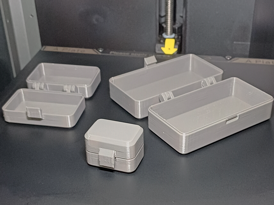 BOX WITH HINGES