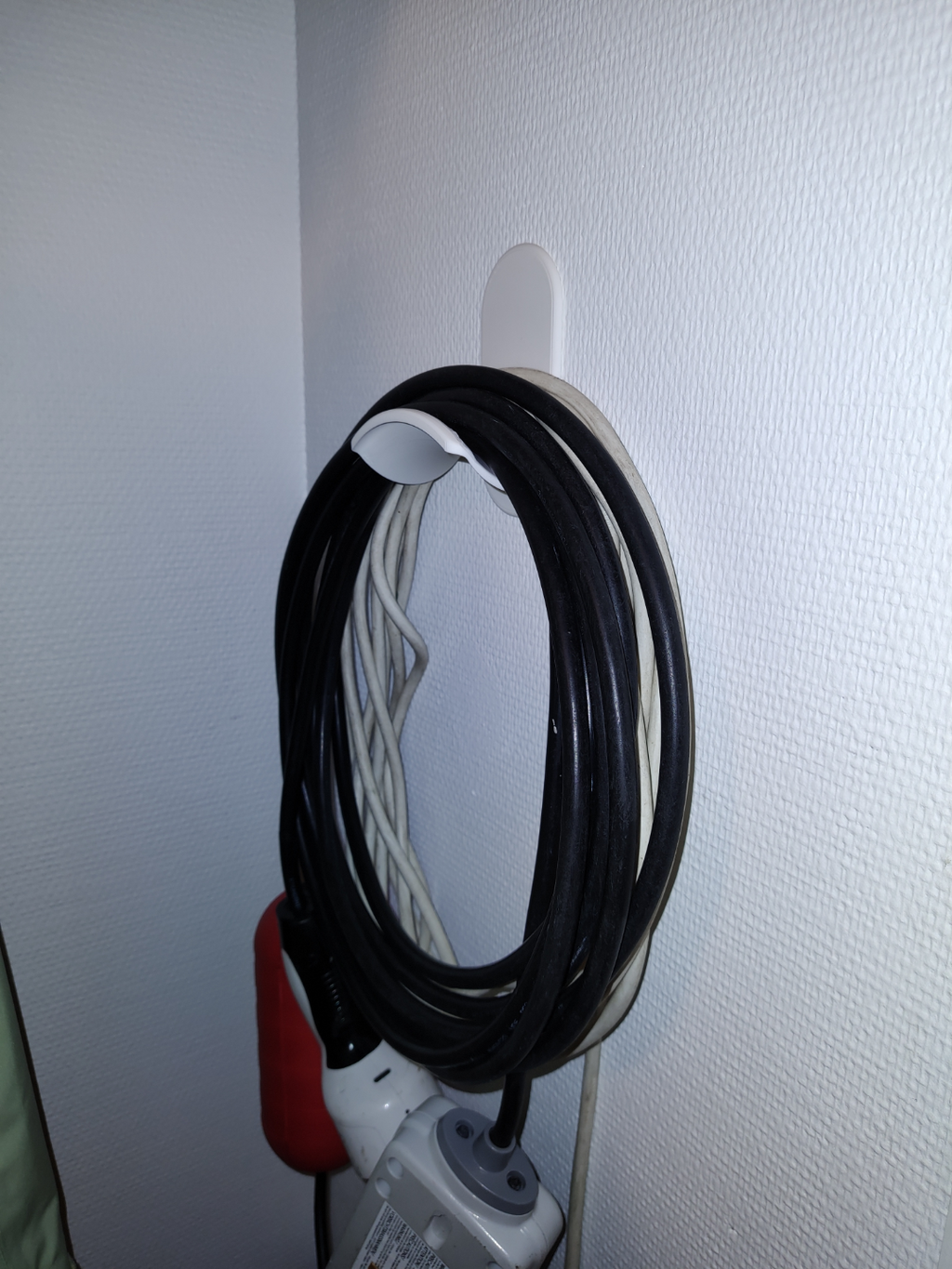 Wall cable hanger