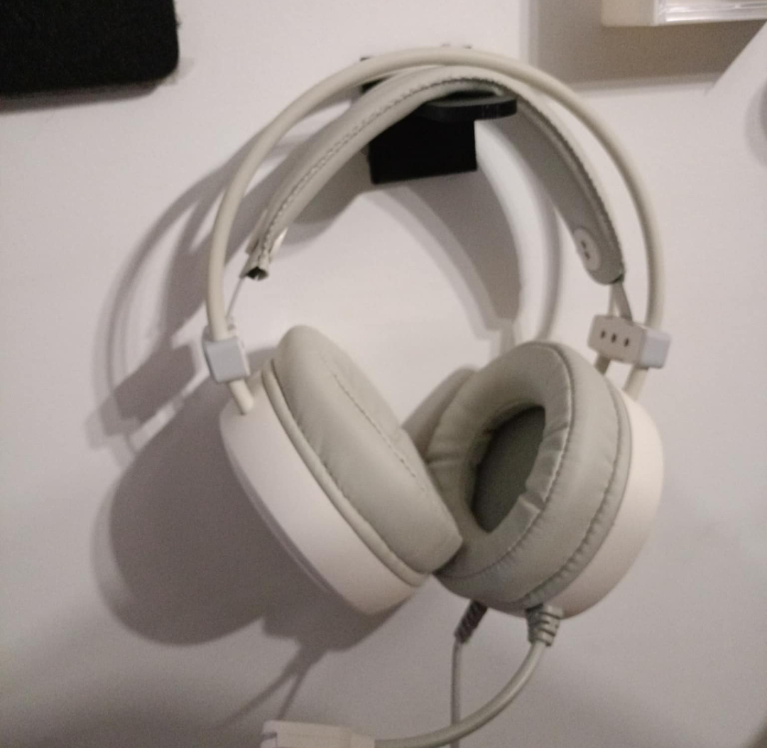 wall headphone stand