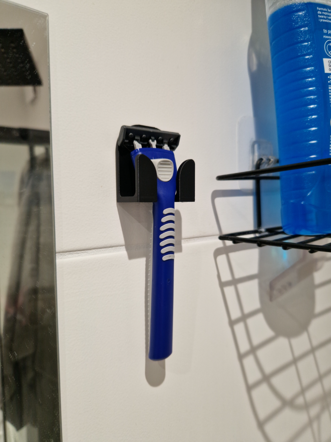 Universal razor holder