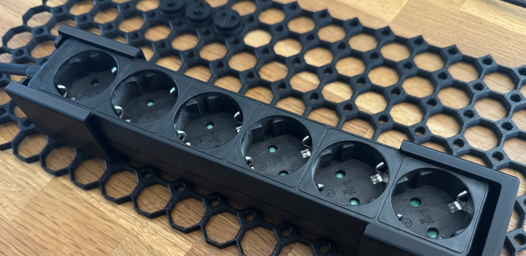 Underware/Multiboard Adam Hall 8747X6 power strip