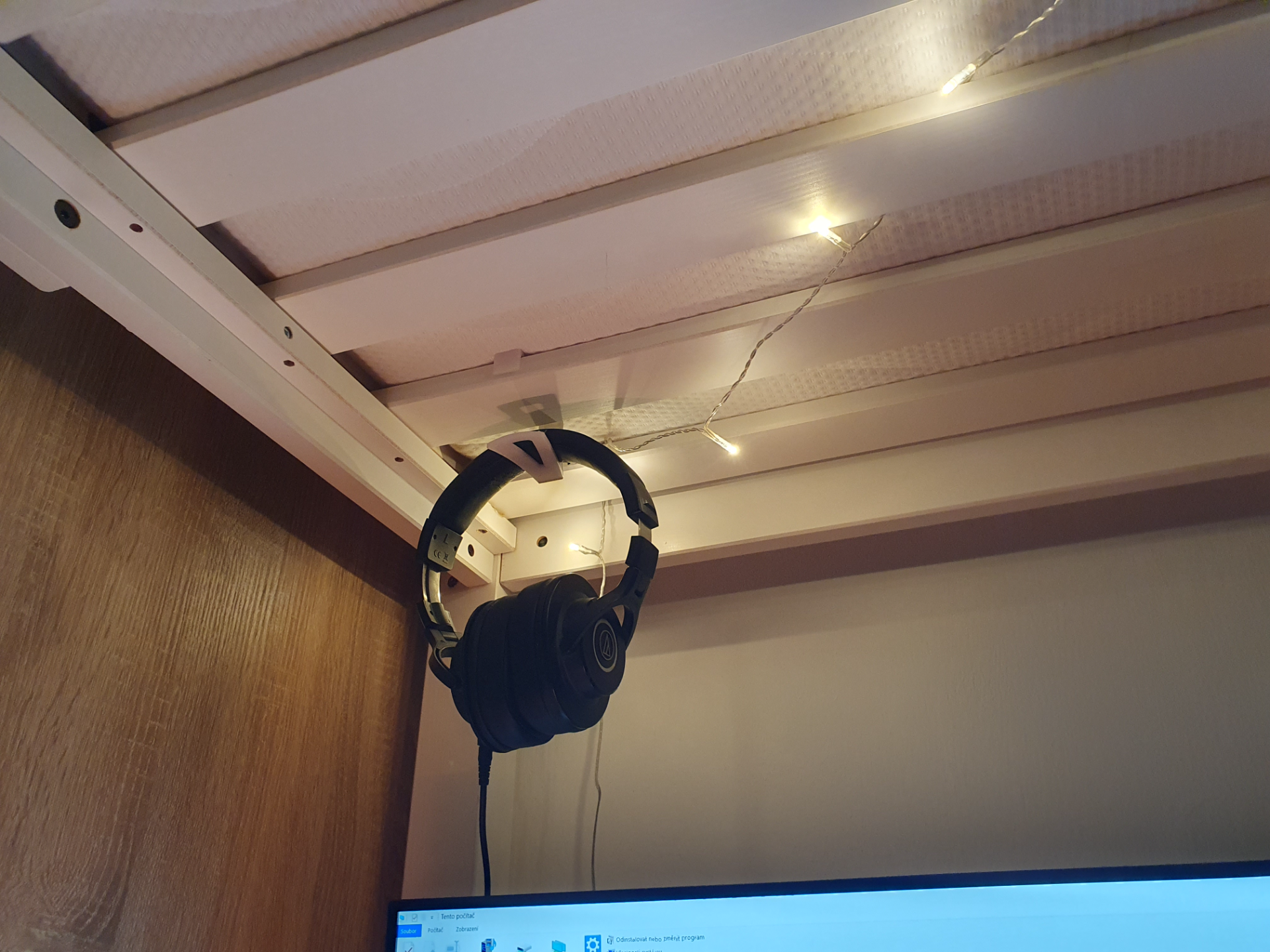 Bunk bed headphone holder