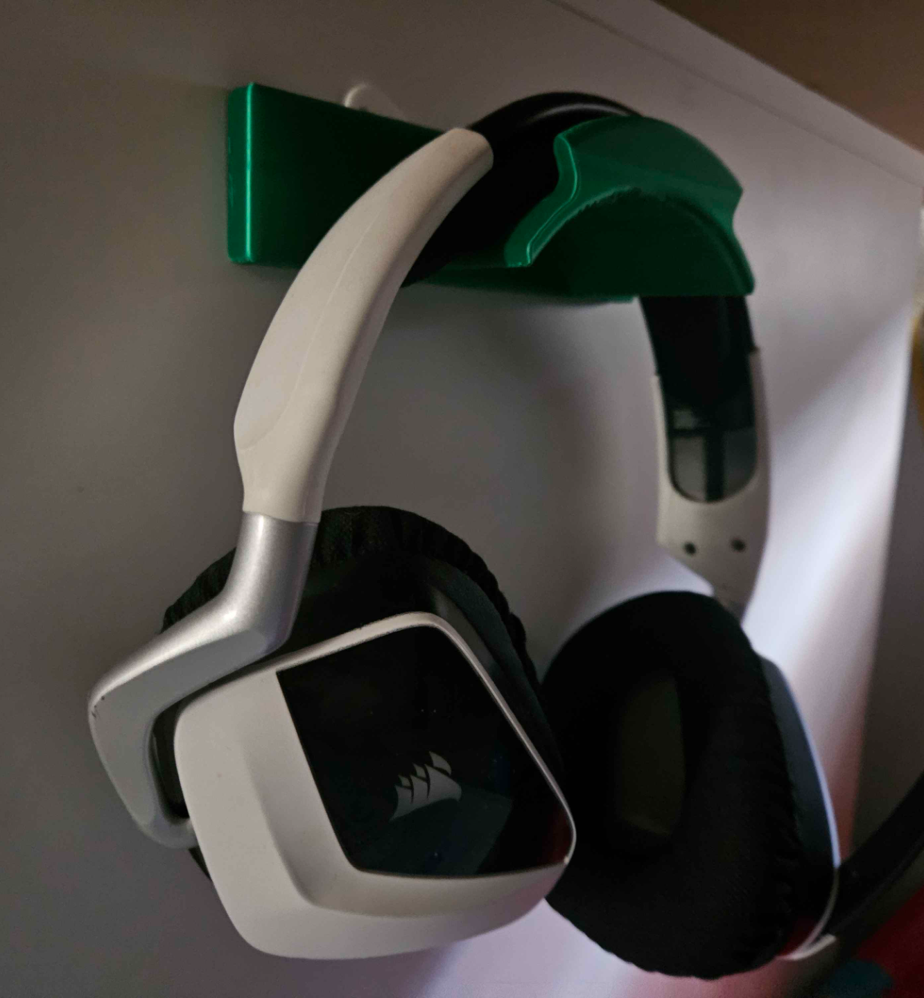 Headphone hook