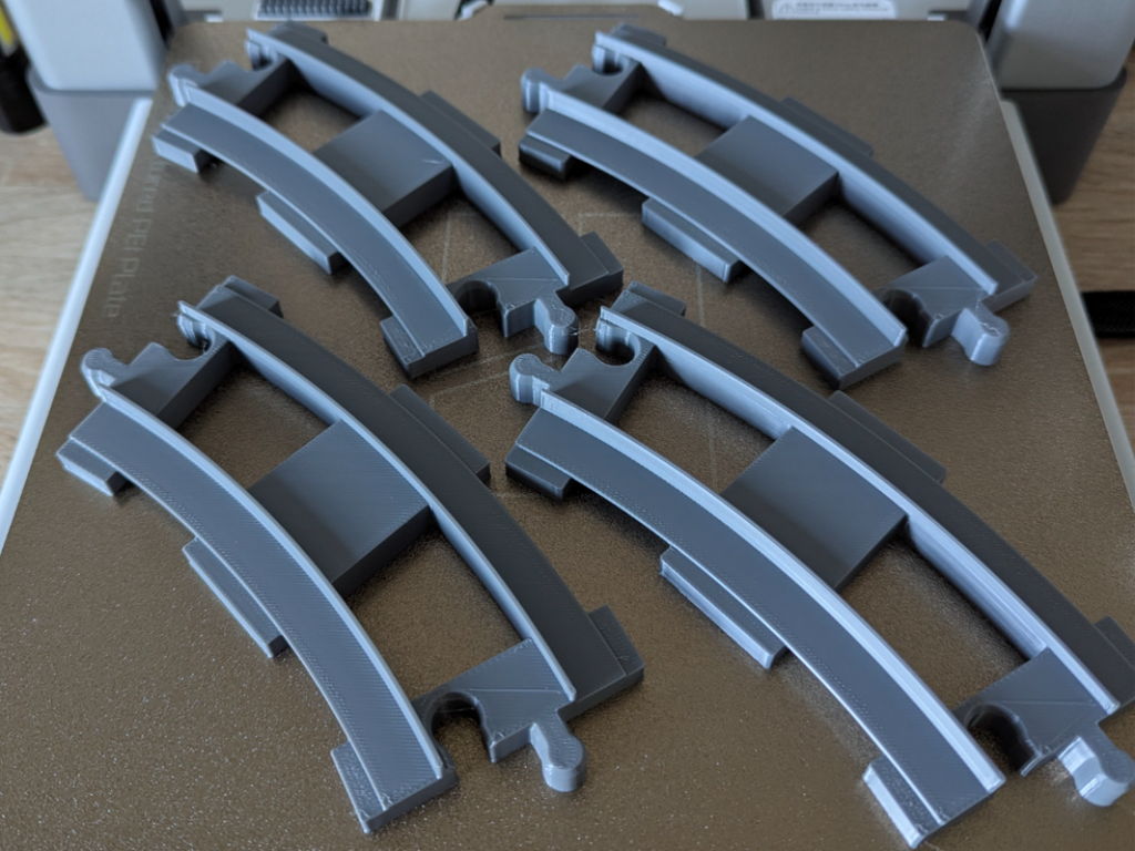 Four curved Duplo rails (silent and fast print)