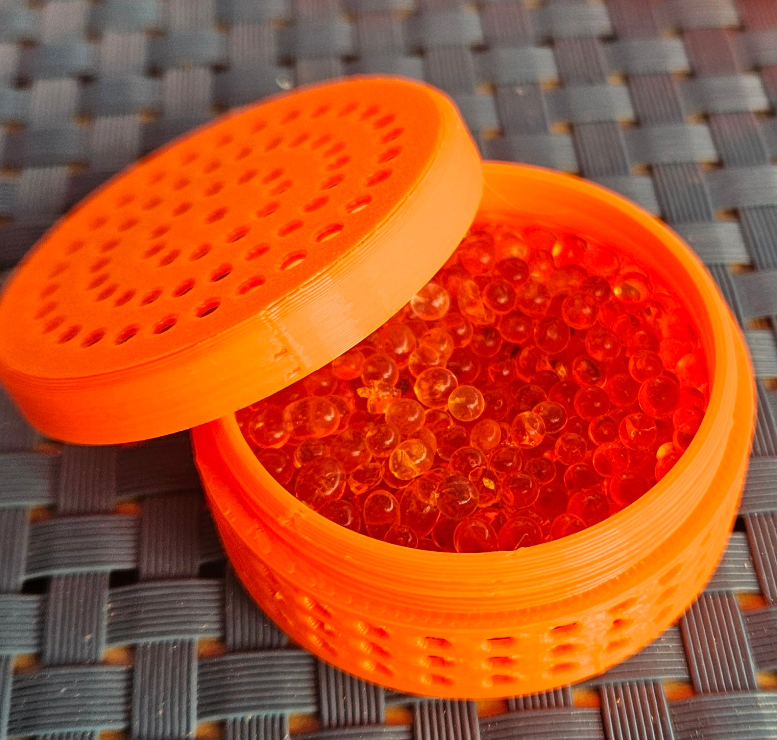 Round silica gel box with thread V2