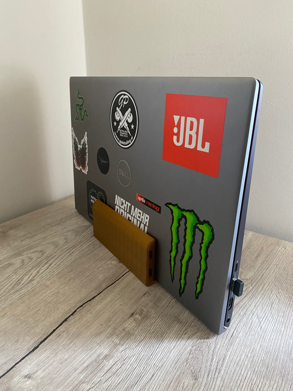 Vertical table laptop stand