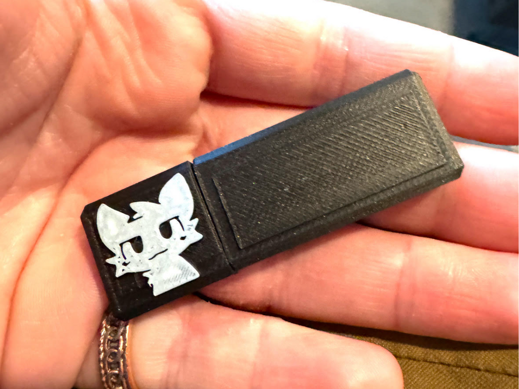 Boy Kisser usb drive