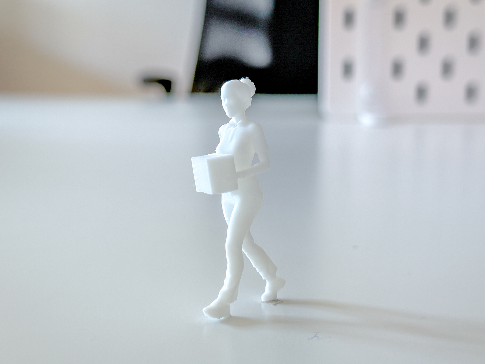 Miniature Delivery Woman for your Diorama