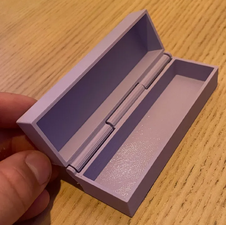 Box with hinge