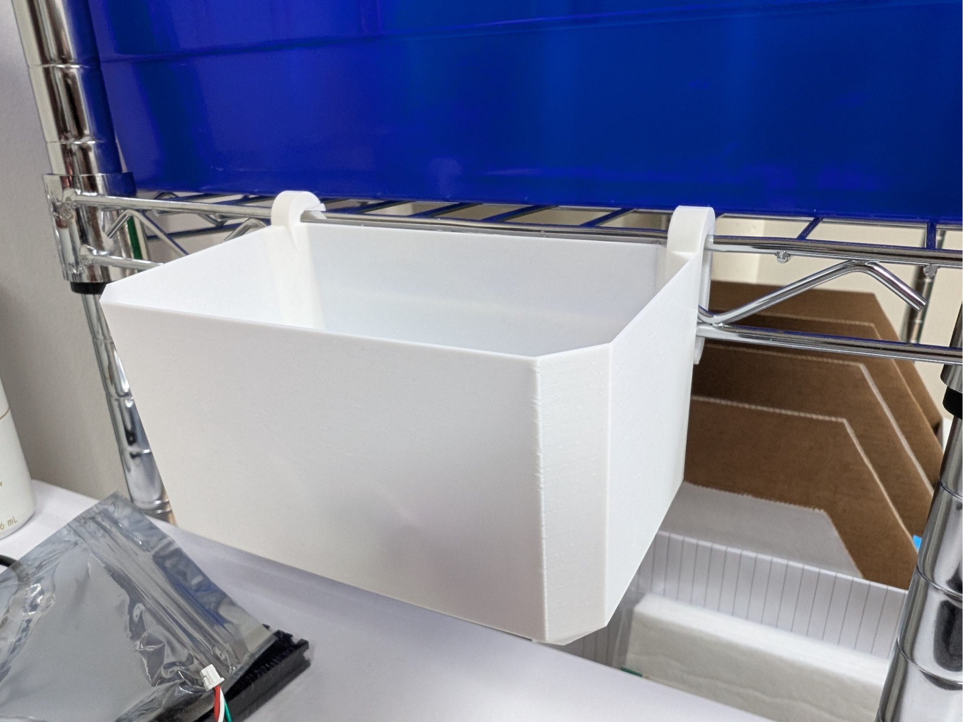 Wire rack hanging bin
