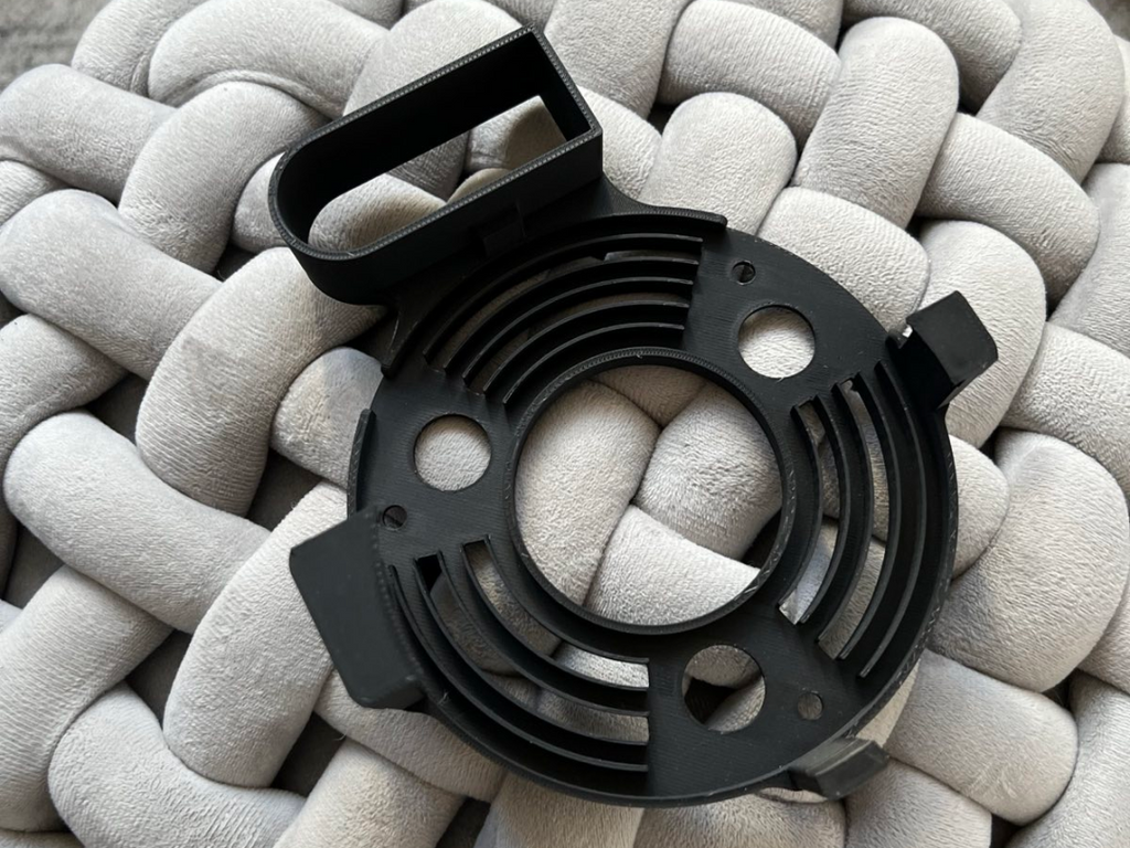 Deco M5 outlet mount with place for wire