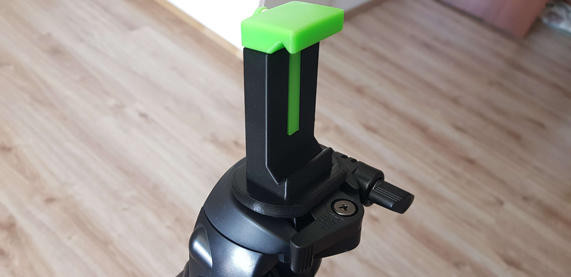 Tripod smartphone holder