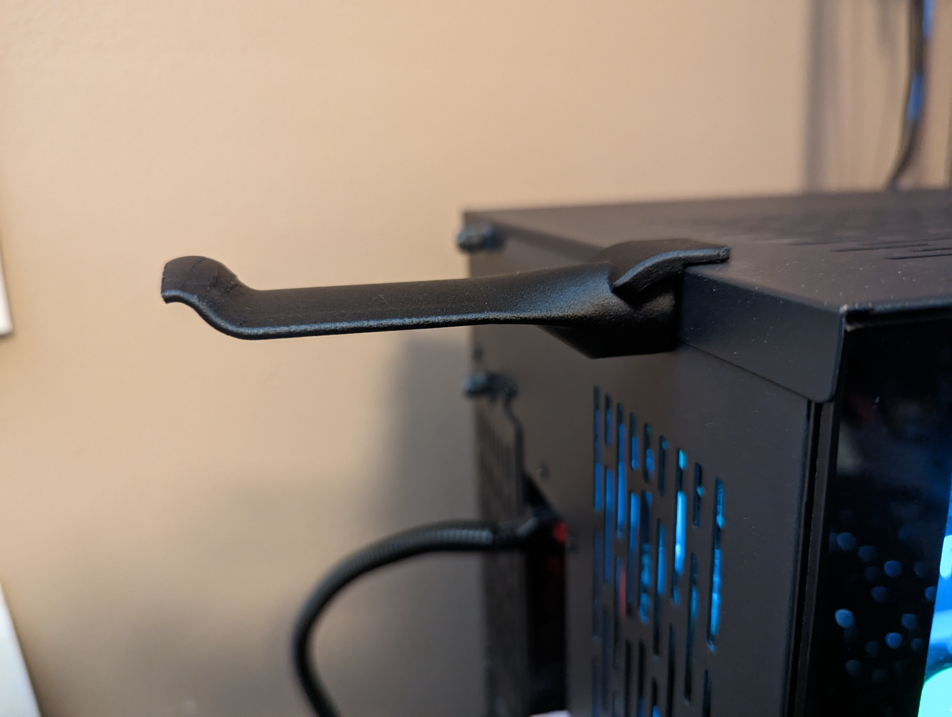 Headphone hanger for Lian Li Dynamic PC-011