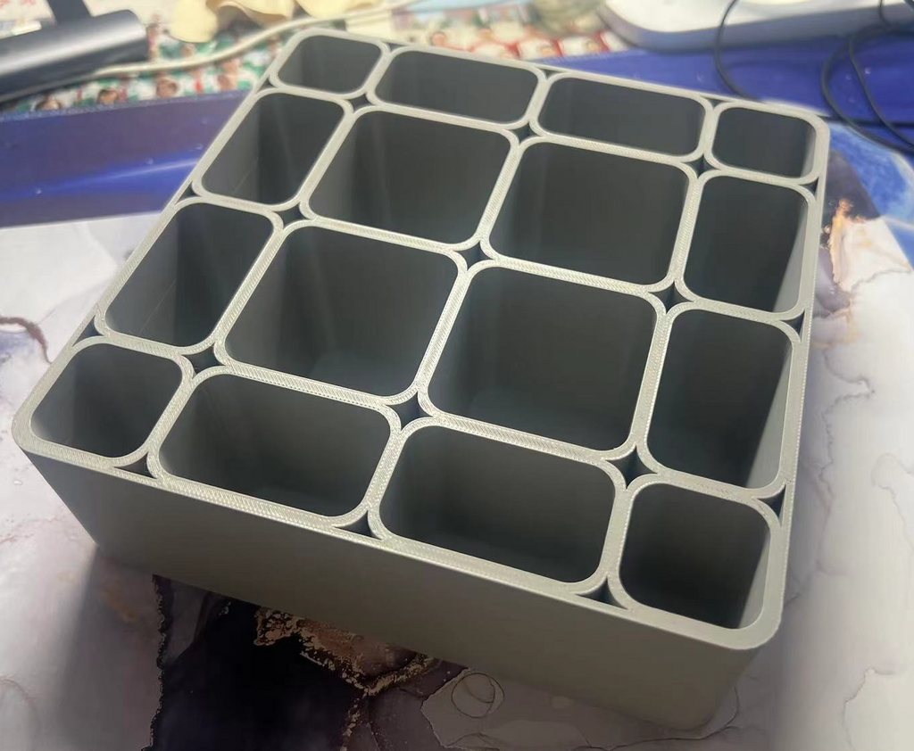 18cm*18cm*6cm Divided screw box