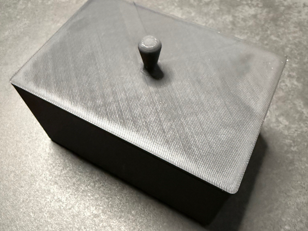 kleine eckige Dose mit Deckel