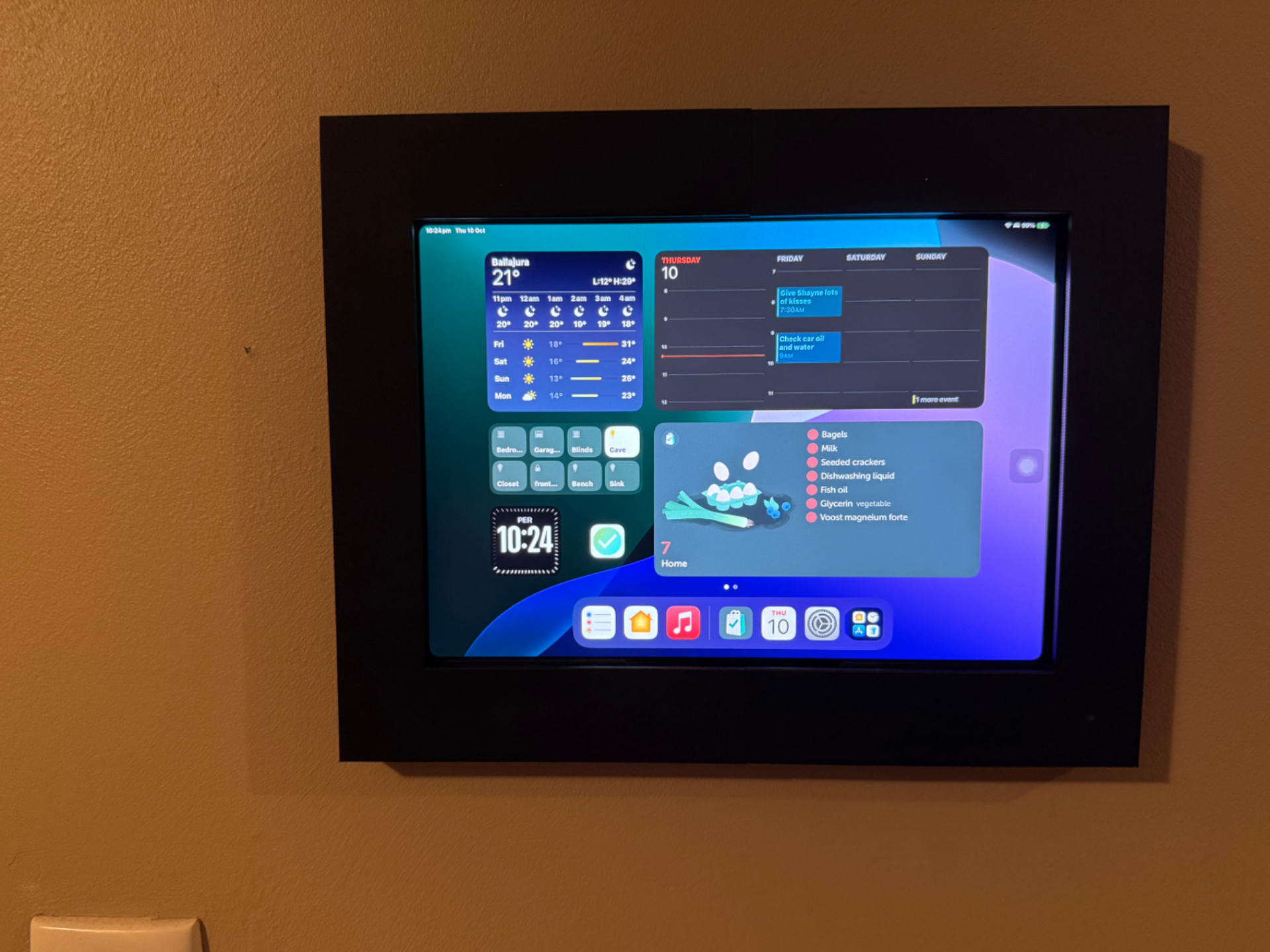 Wall mount with outer frame for iPad Pro 2018