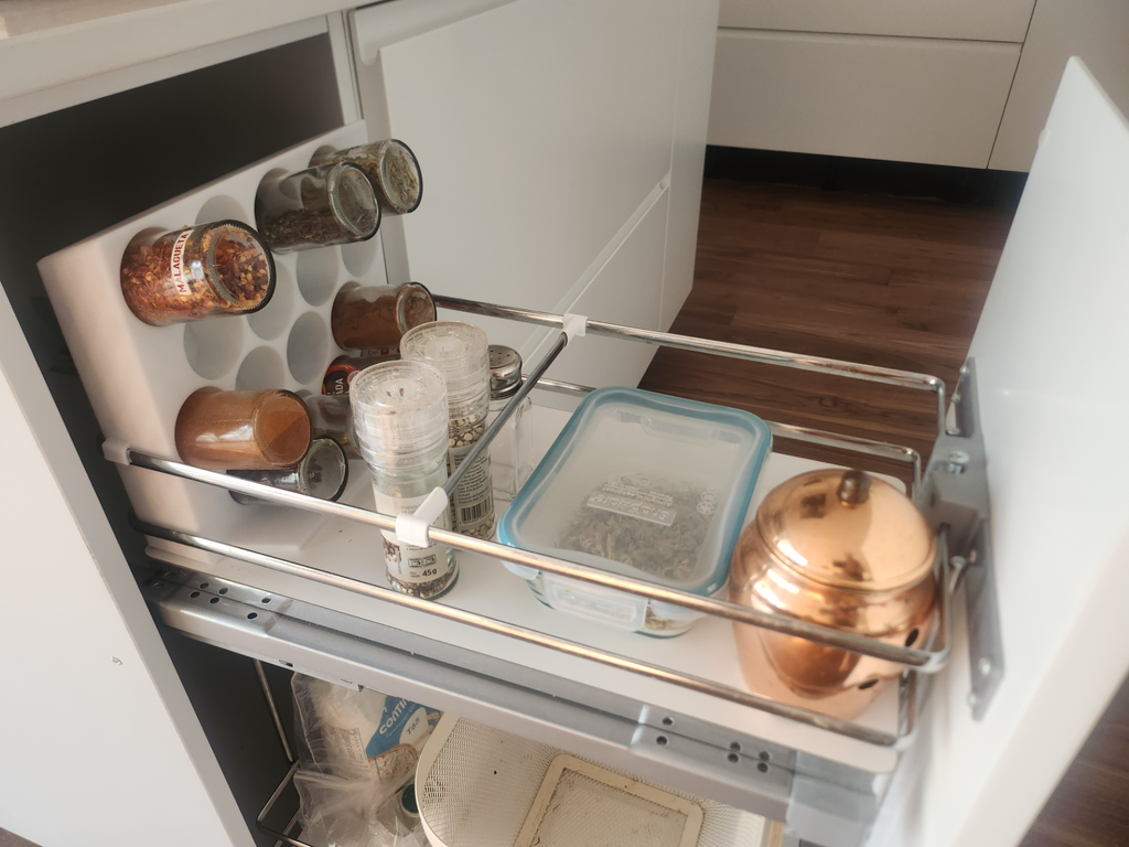 Back-of-the-drawer spice rack for 16 jars