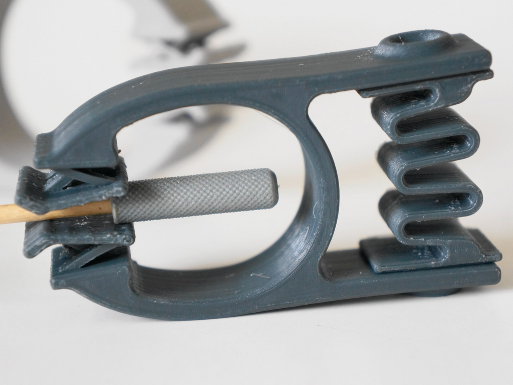 crossaxis flexural clamp
