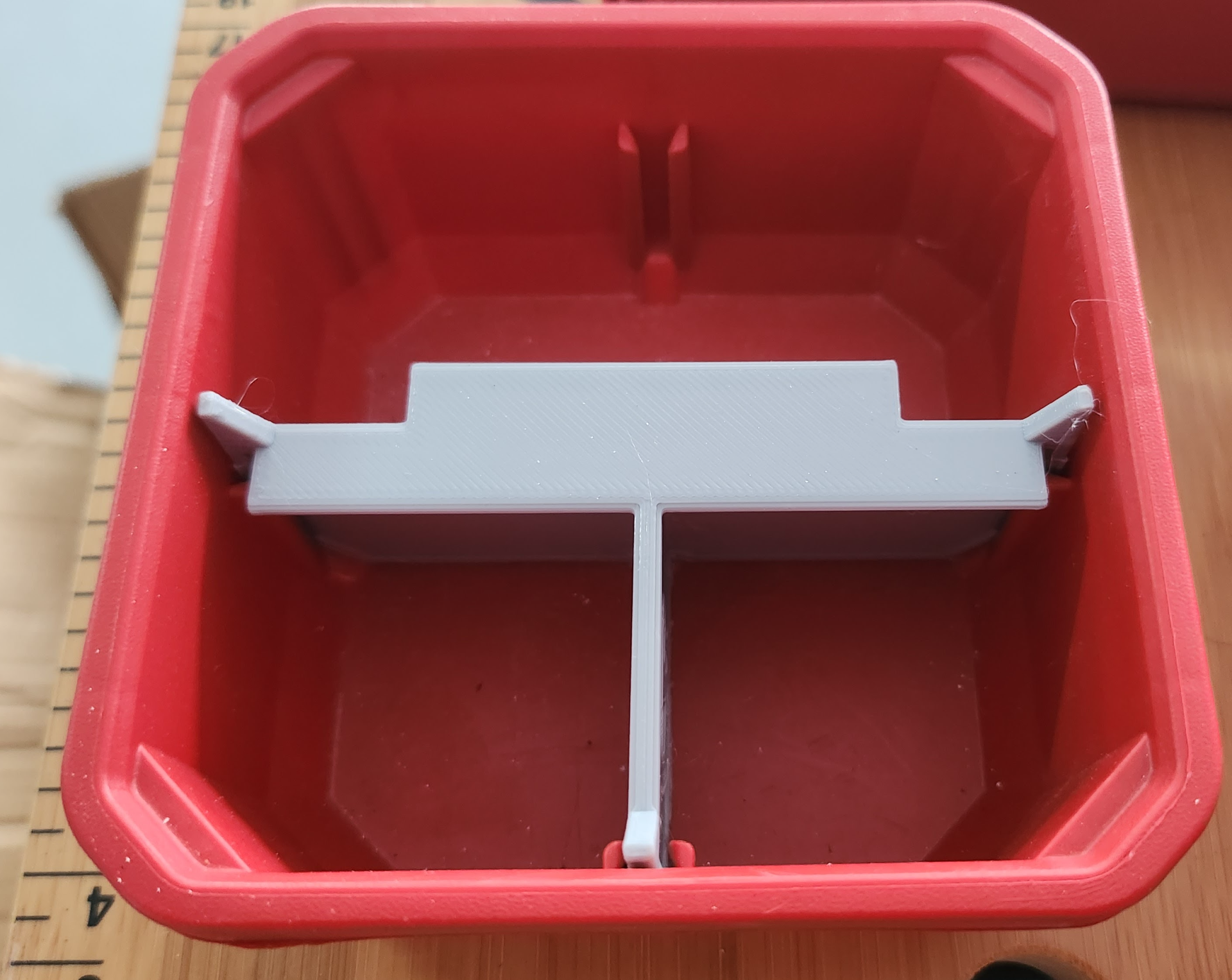 Packout small bin T divider for labels