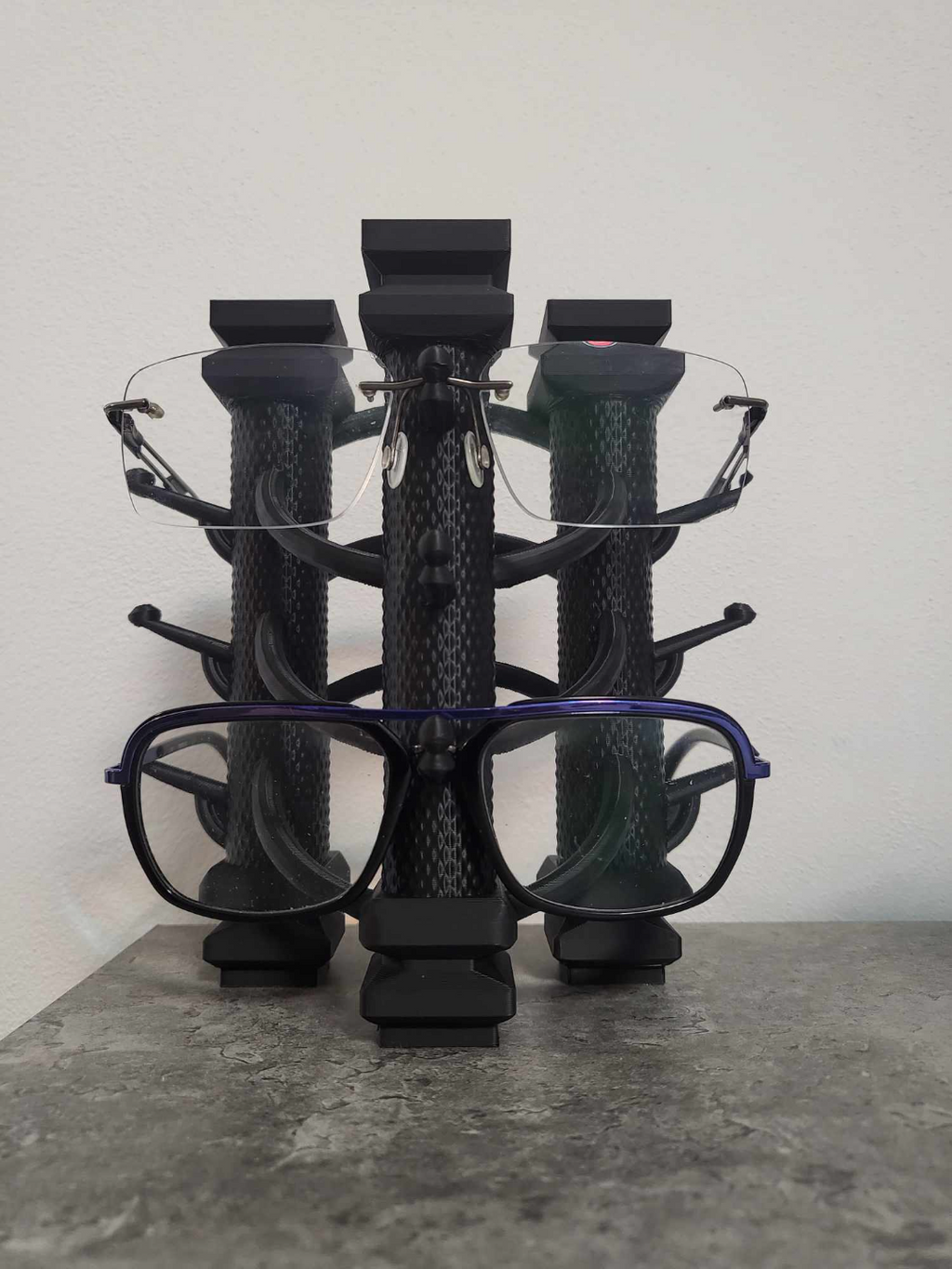 Glasses_stand_by_Gampi