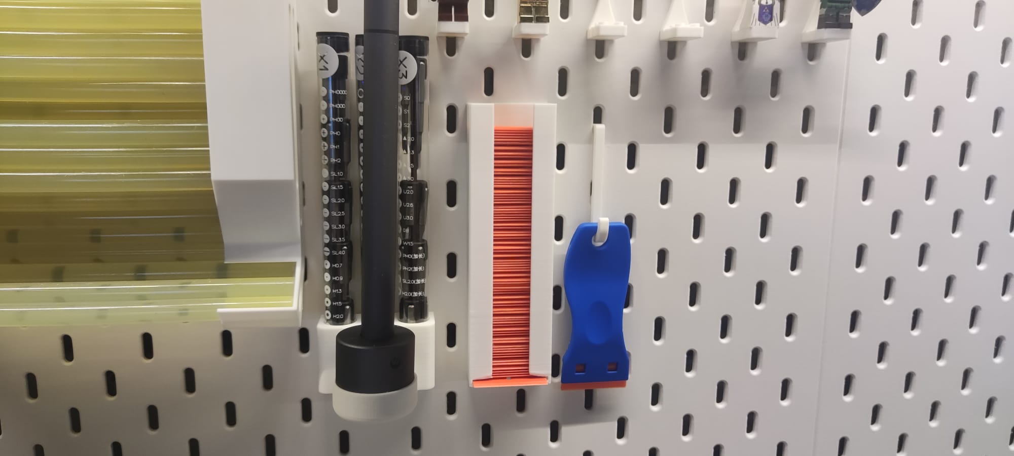 Plastic razor blade dispenser for IKEA Skadis