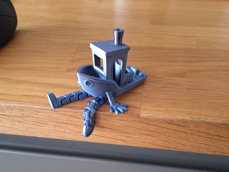 Articulated flexi benchy with legs