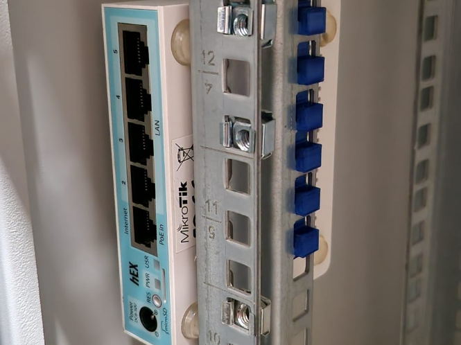 Mikrotik RB750 rack mount side holder