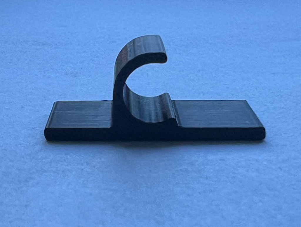 Table-mounted 9mm cable organizer