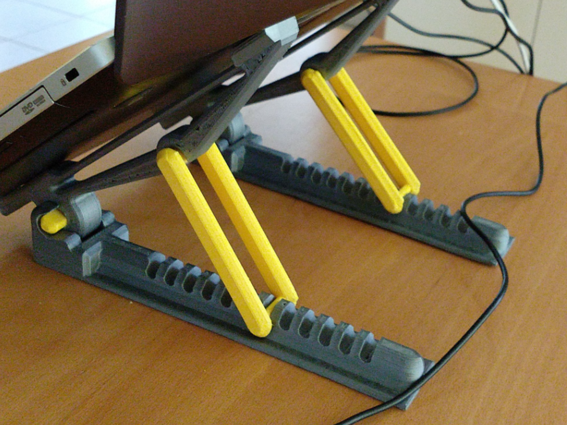 Laptop stand 15inch (38cm)