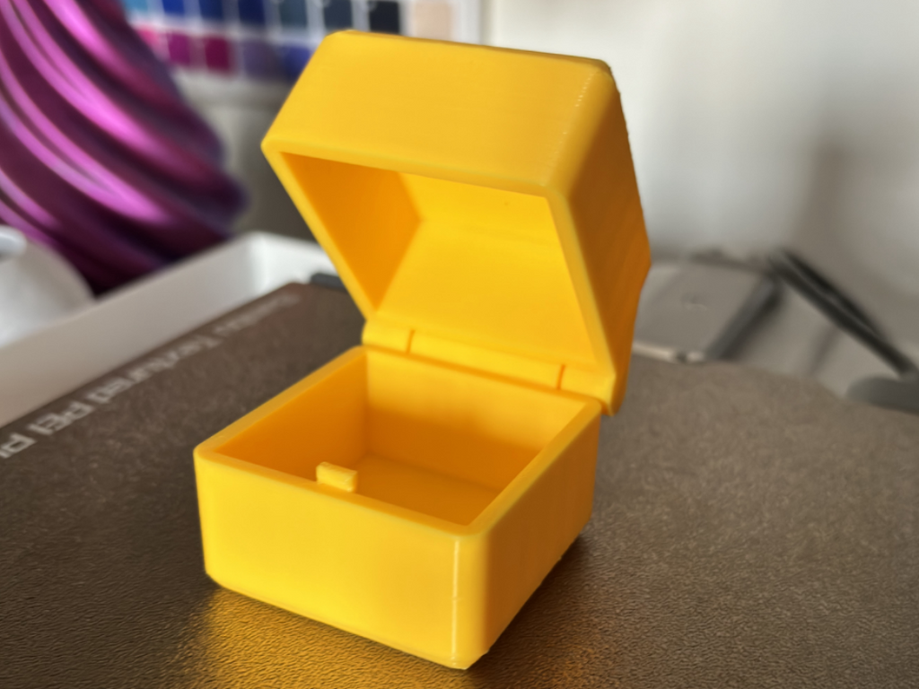 50X50X50mm Box with hinge and lock clip