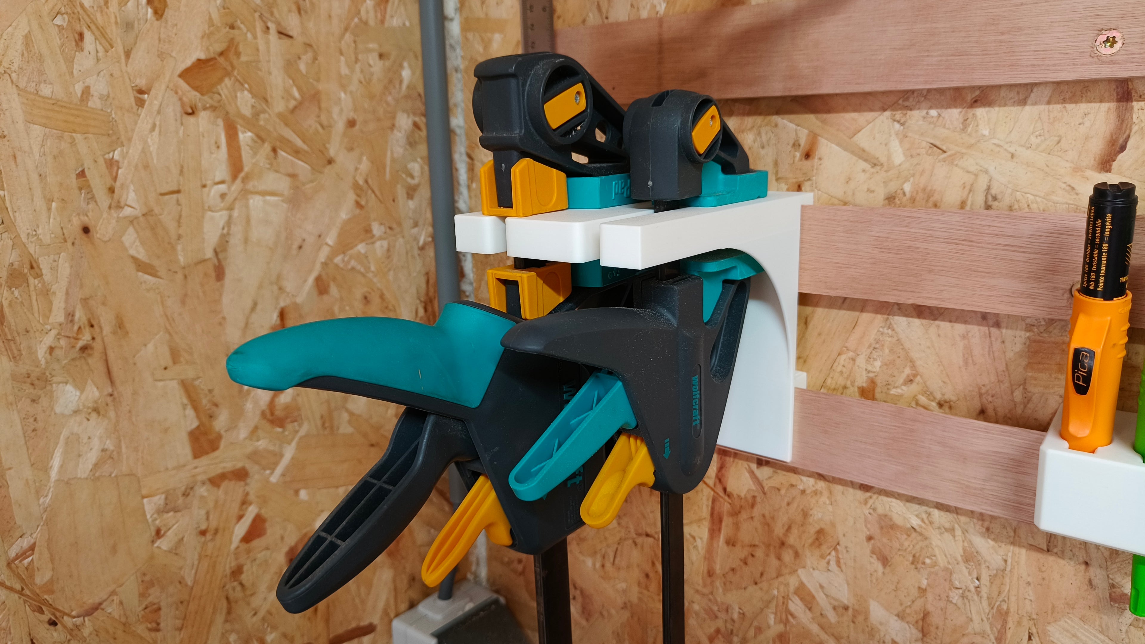 One-handed clamp rack for french cleat