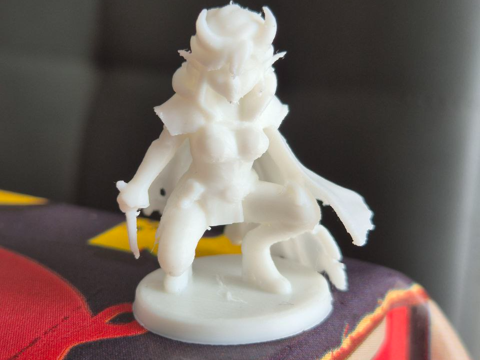 Miniatura di donna ladro tiefling di DnD