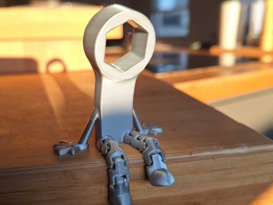 Articulated flexi round wrench with legs