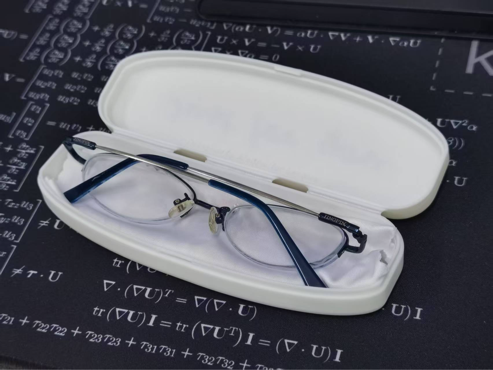 轻量化眼镜盒 / Lightweight Glasses Box