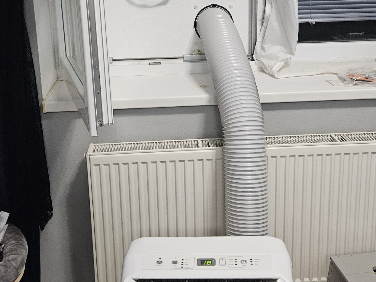 Air conditioner vent outlet with flaps