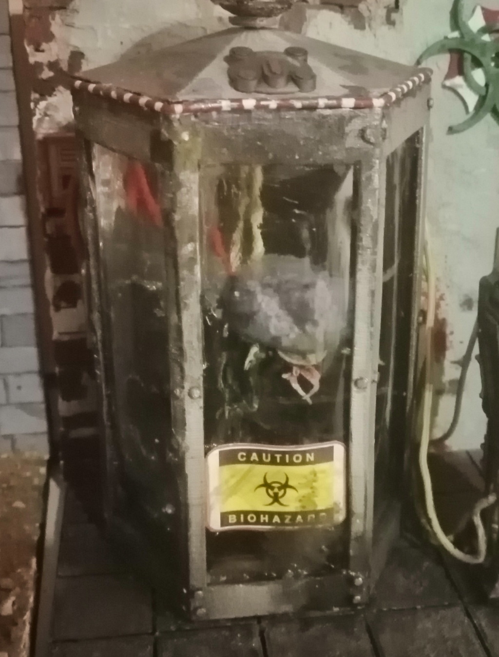 Sci-Fi Life pod/ aquarium resident evil style