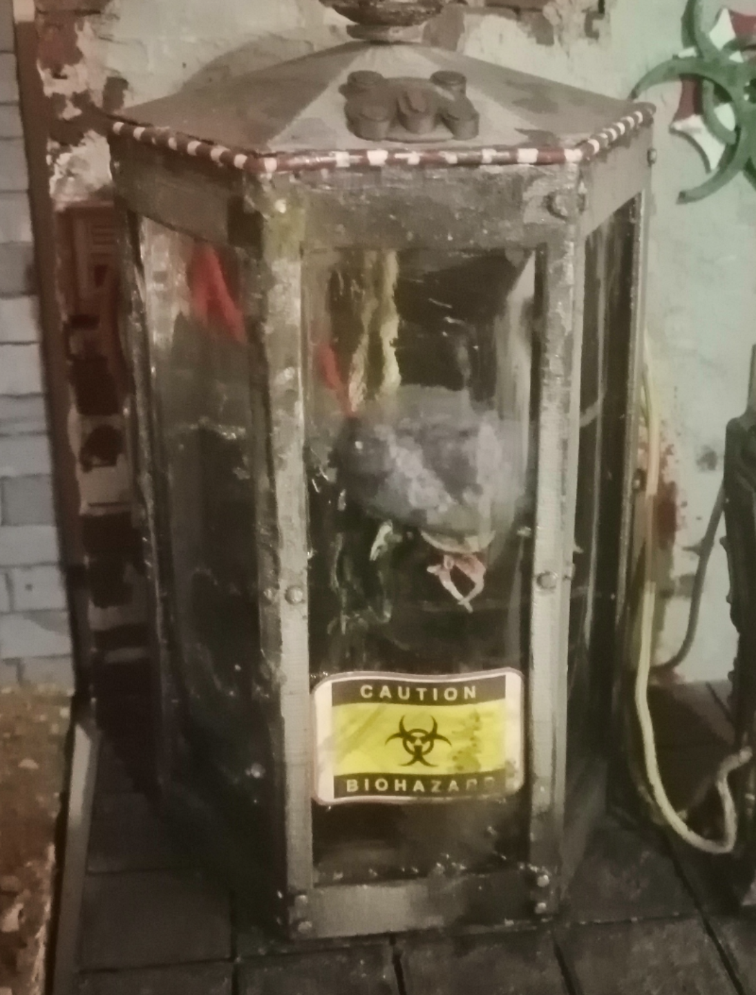 Sci-Fi Life pod/ aquarium resident evil style