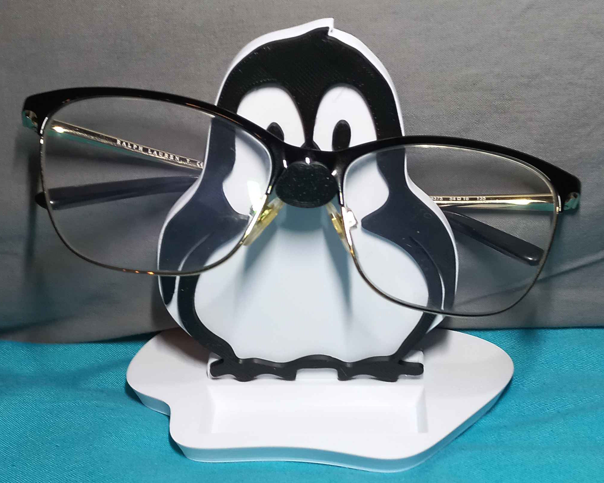 Penguin Eyeglass Holder Accessories (fusion360)