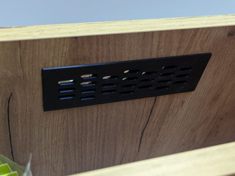 Ventilation grille for kitchen cabinet and drawers