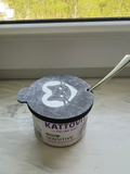 Lid for cat food cans with hole to spoon