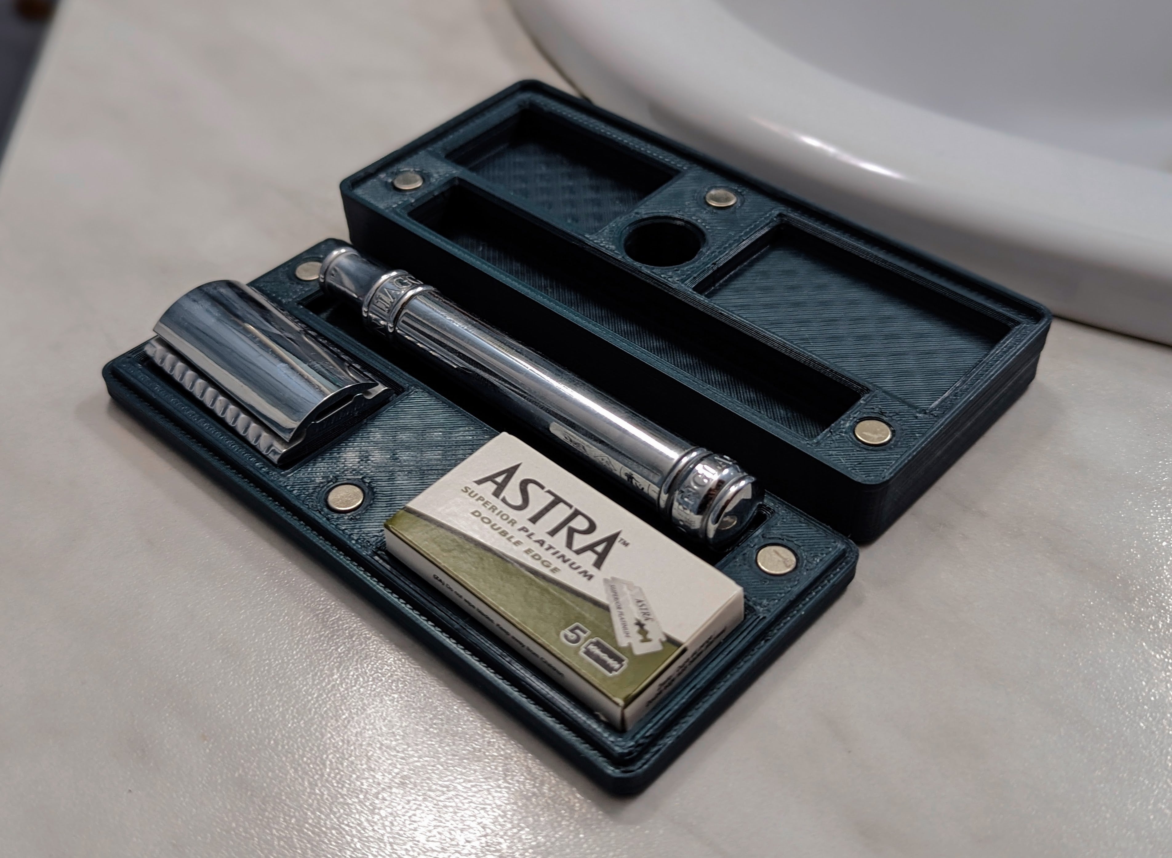 Safety razor travel case with built-in stand
