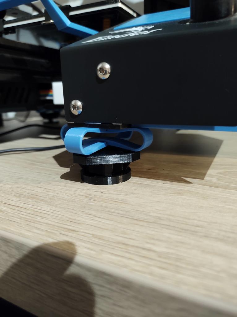 Levelling feet with dampening adapter