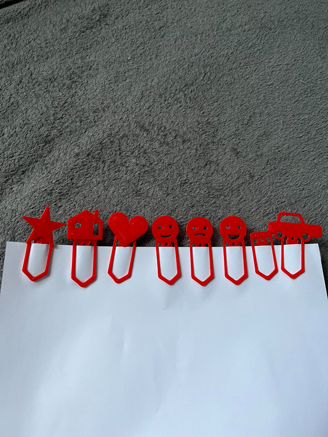 Paper clips, staple