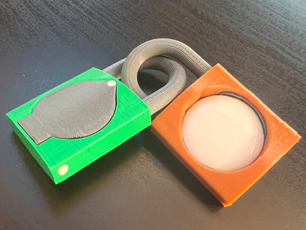 Airlock (padlock with airtag)