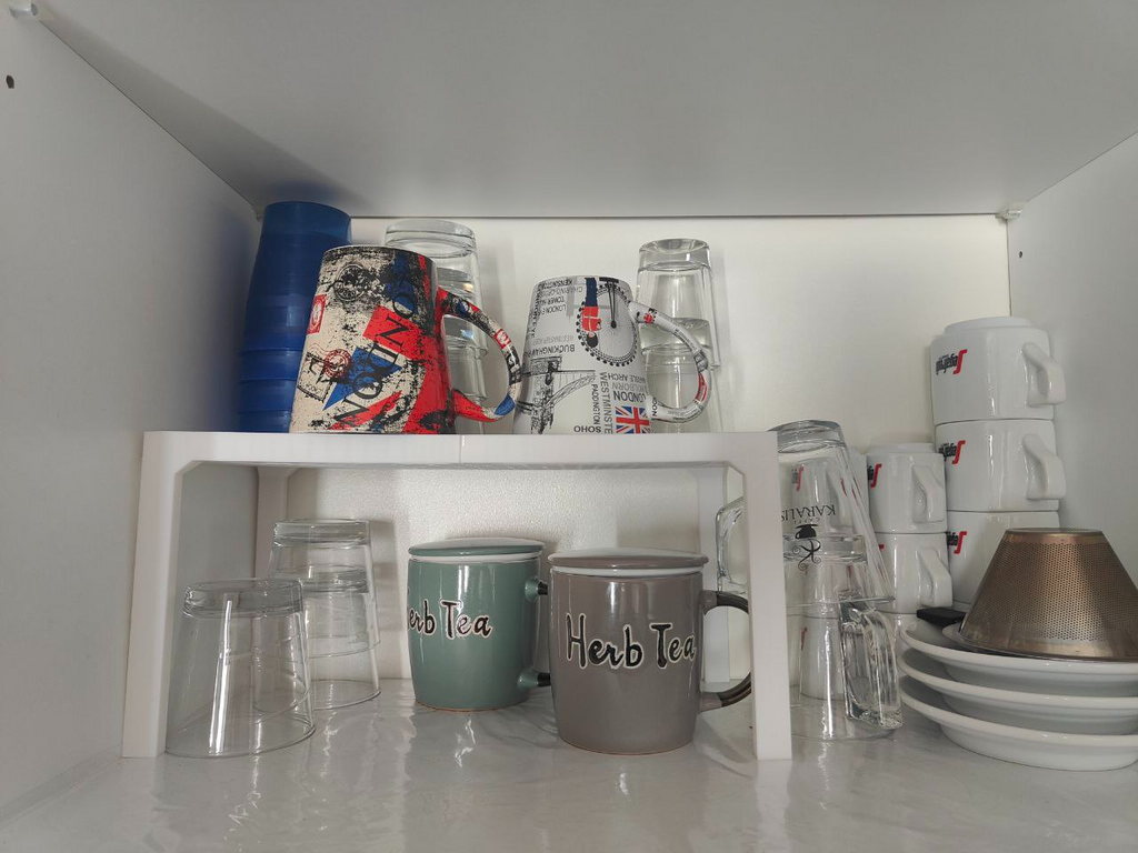 Ripiano cucina tazze e bicchieri