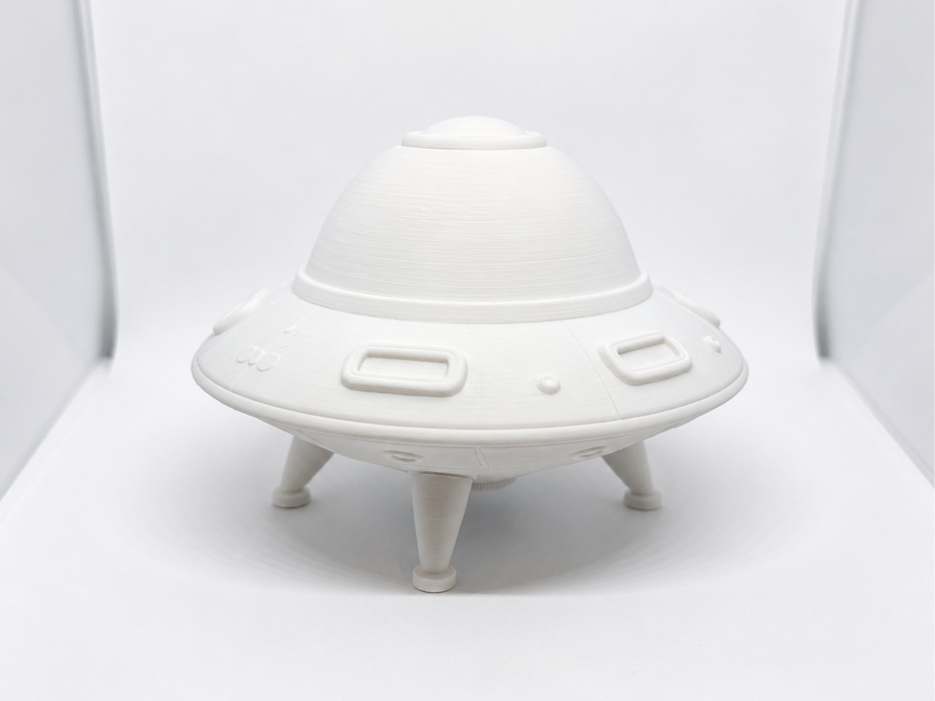 Retro UFO Spaceship – Asymmetrical Landing Legs