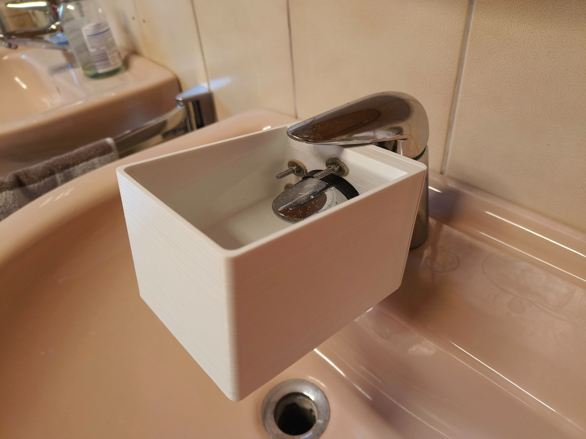 Water Descaling Container for Faucets