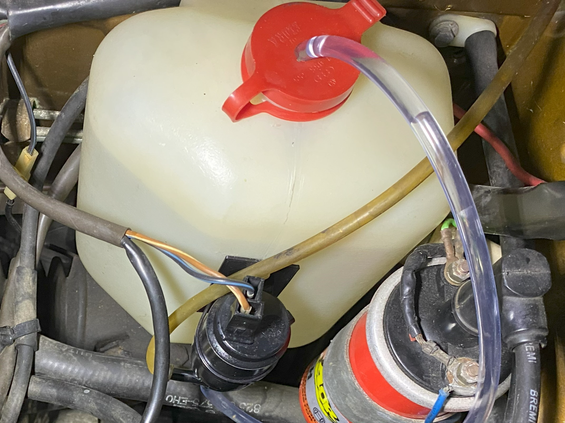 Audi 80/VW Passat B1 washer pump mount