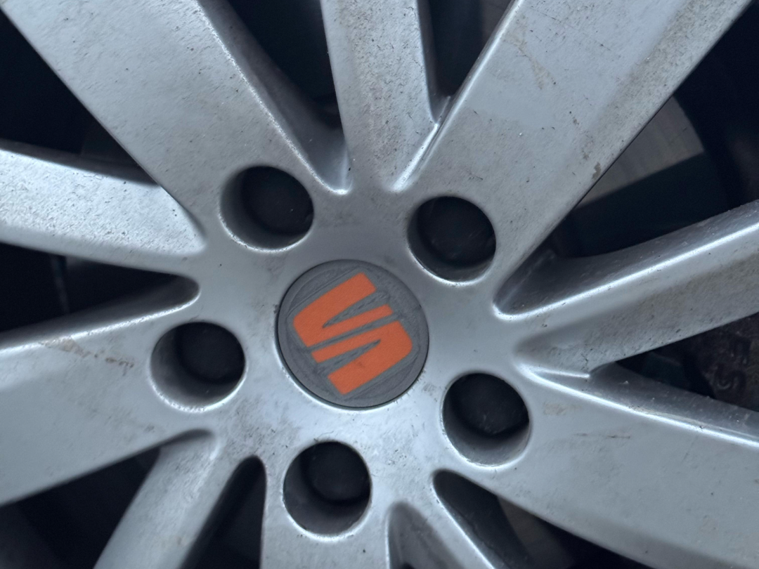 Seat Leon 5f wheel center covers hub caps 56mm