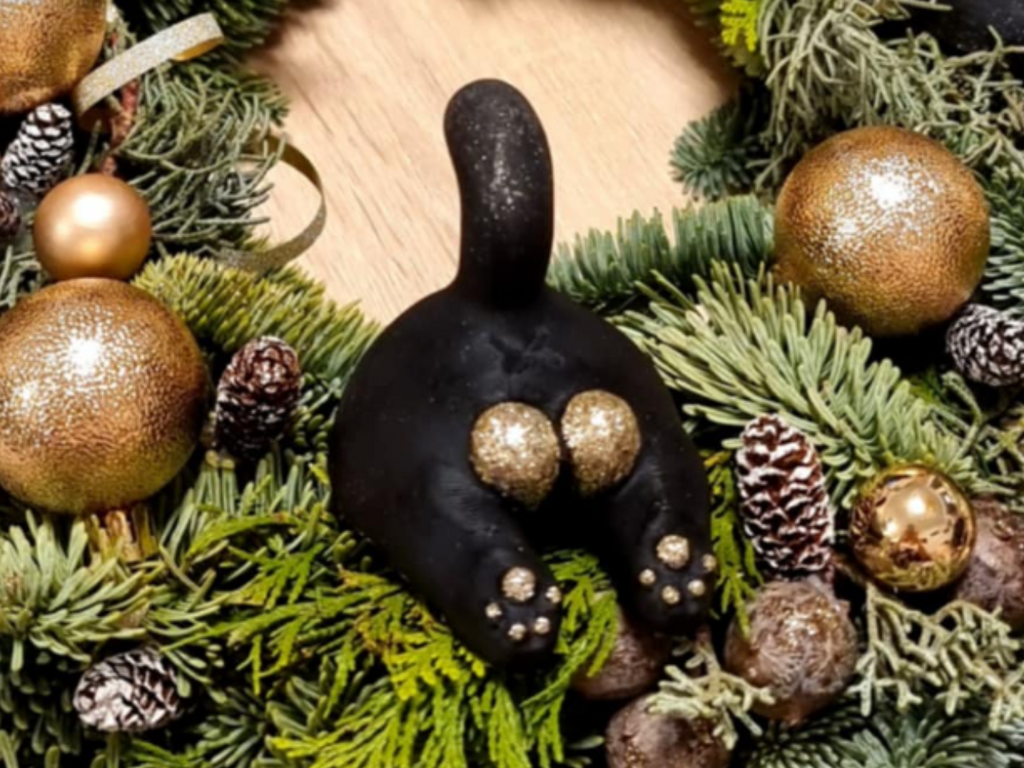 Cute cat's butt as decoration.